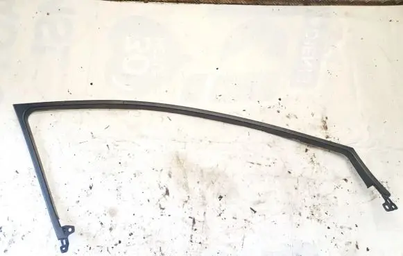 Toyota Avensis T270 Front door glass trim molding 6766405010 67664-05010