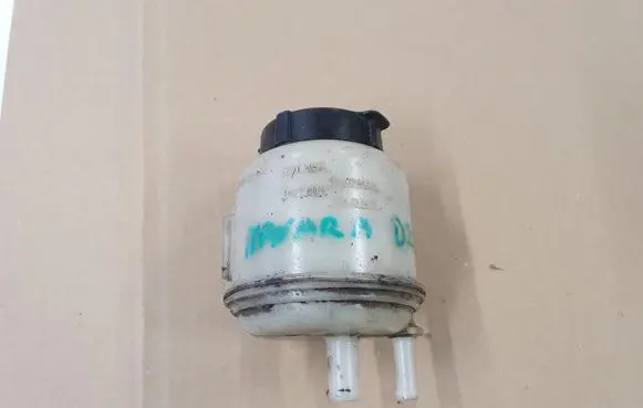 Nissan Navara D22 Brake fluid reservoir 