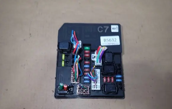 Nissan Juke I F15 Fuse module 284B71KB0B 52G83MF07 2261005286