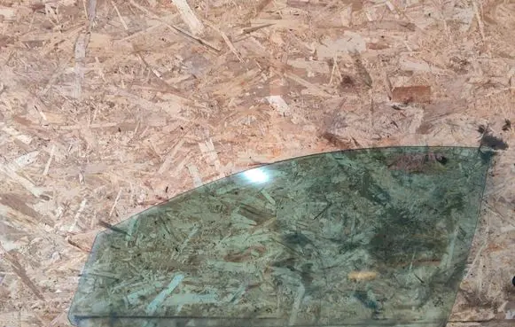 Volkswagen PASSAT B6 Front door window glass four-door 43R00082