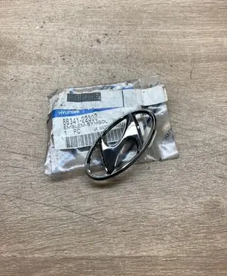 Hyundai Accent Manufacturer badge logo/emblem 8634122300