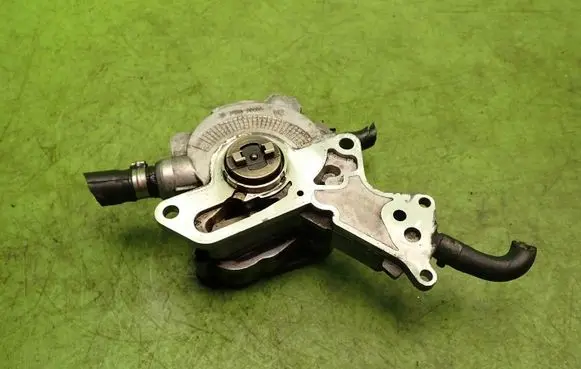 Volkswagen Golf V Vacuum pump 038145209E