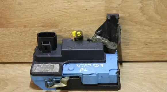 Volvo V70 Front door lock 8650544