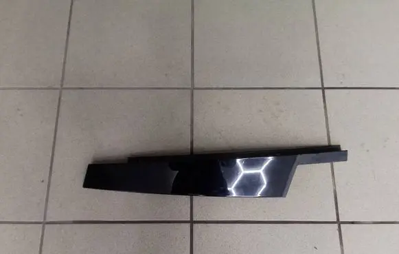 BMW M5 F90 Front door glass trim molding 7390122