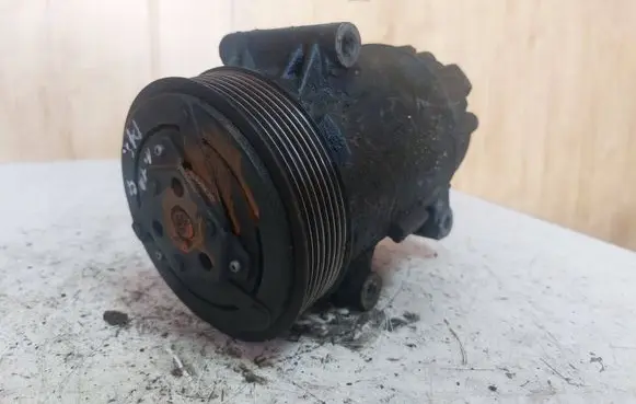 Renault Megane I Air conditioning (A/C) compressor (pump) 8200309193 01143800