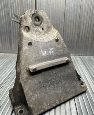 BMW 5 E60 E61 Engine mounting bracket 6761112 24168110