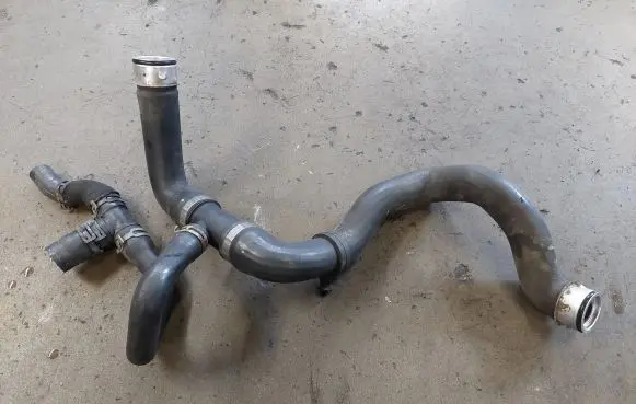 Mercedes-Benz C W203 Engine coolant pipe/hose 2038601996