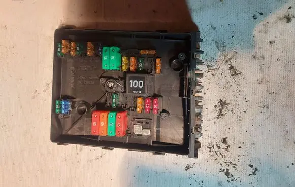 Volkswagen Touran I Fuse module 1K0937125