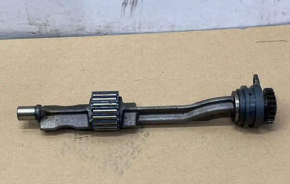 Volkswagen Golf VII Balance shaft 06K103333