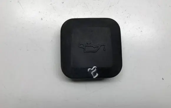 BMW 5 E39 Oil filler cap 1747157 11121747157