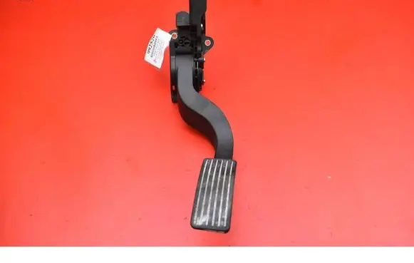 Accelerator throttle pedal