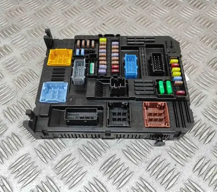 Opel Vivaro Fuse module 9845141280