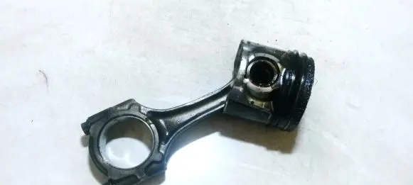 Toyota Avensis T220 Piston with connecting rod
