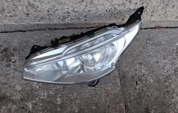 Peugeot 208 I Headlight/headlamp 