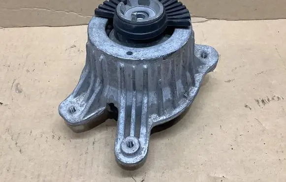 Mercedes-Benz C AMG W205 Engine mount bracket 3618760232L A2052406617