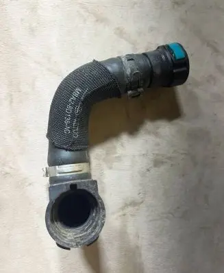Coolant pipe/hose
