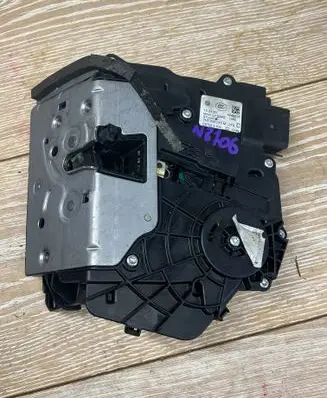 Volkswagen Transporter - Caravelle T5 Front door lock 7N0839015M