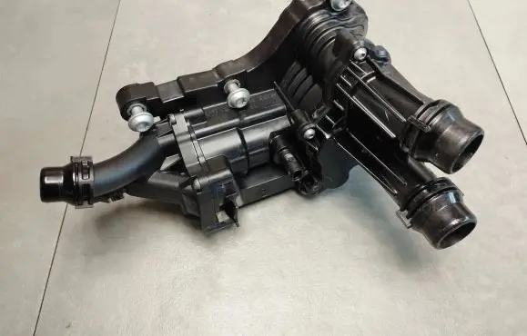 Volkswagen Tiguan Thermostat/thermostat housing 05L121111Q