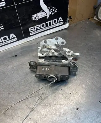 Engine bonnet/hood hinges
