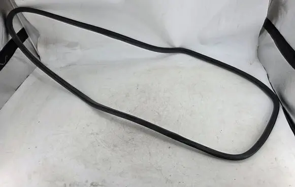 BMW 7 E32 Rear door rubber seal (on body)