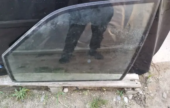 Mercedes-Benz S W140 Front door window glass four-door 43R001267
