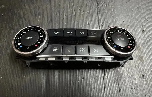 Mercedes-Benz C W204 Climate control unit A2049006005 SW411100 Q1HW3810