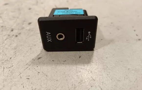 Nissan X-Trail T32 AUX in-socket connector 