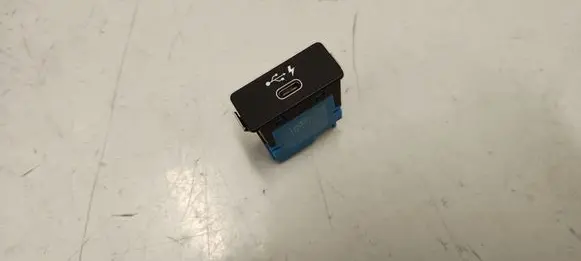 BMW X5 G05 USB socket connector 8711939