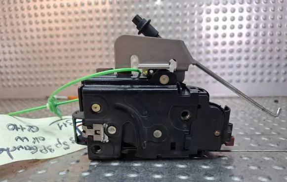 Audi A3 S3 8P Front door lock S18031759 4E1837015