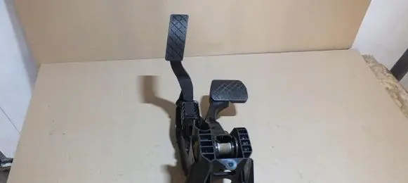 Volkswagen Golf VII Brake pedal 