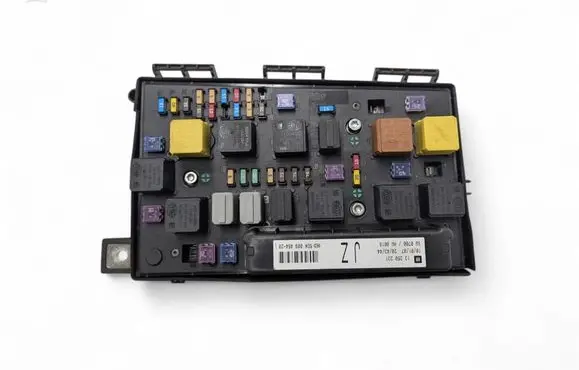 Opel Astra H Fuse module 5DK009464-20 13250231