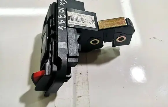 Nissan Juke I F15 Seat back rest lock catch 8641848 8613632