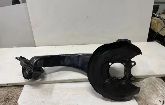 BMW 2 F46 Rear wheel hub spindle/knuckle 6851580