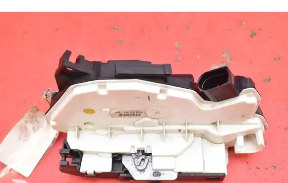 Volkswagen PASSAT CC Front door lock 5N1837015A