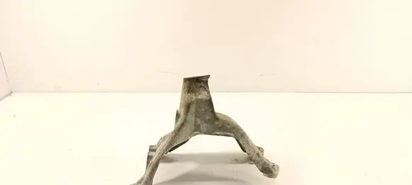 Engine mounting bracket