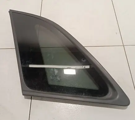KIA Sorento Rear side window 43R000399 DOT748AS3M35 TEMPEREDT32