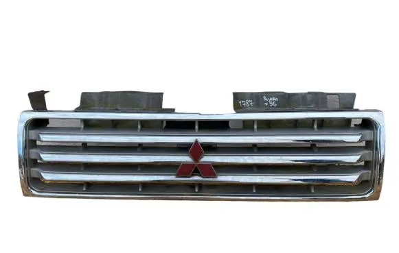 Mitsubishi Pajero Front bumper upper radiator grill MB831059