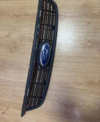 Ford Focus Front bumper upper radiator grill 8M518200