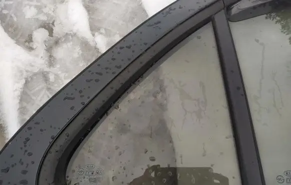KIA Sorento Rear vent window glass 