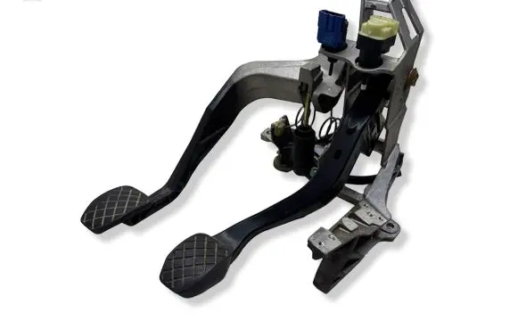 Volkswagen PASSAT B5.5 Pedal assembly 8D1721117N