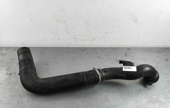 Maserati Levante Turbo air intake inlet pipe/hose 670103764