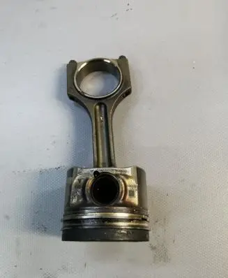 Toyota Avensis T270 Piston with connecting rod 