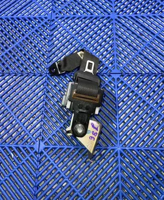 Toyota Auris E180 Middle seatbelt (rear) C7092