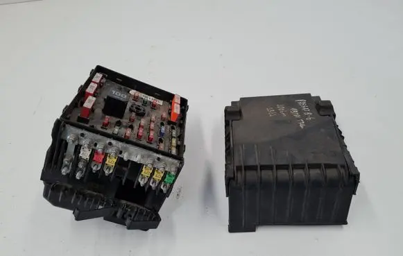 Volkswagen PASSAT B6 Fuse module 3C0937125
