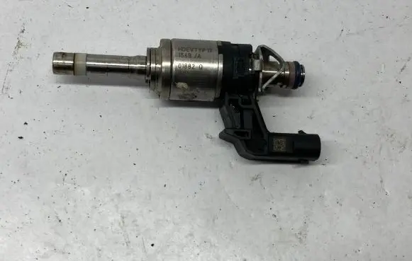 Volkswagen Jetta VII Fuel injector 04E906036