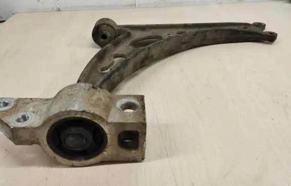 Volkswagen Touran I Front lower control arm/wishbone