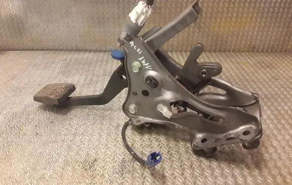 Lexus IS 220D-250-350 Brake pedal