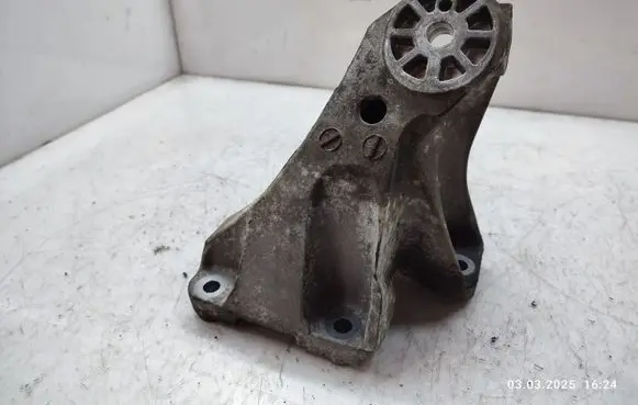 Audi Q7 4L Engine mounting bracket 7L6199308C
