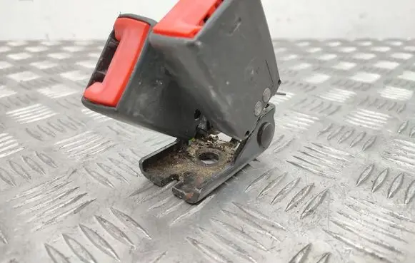 Middle seatbelt buckle (rear)