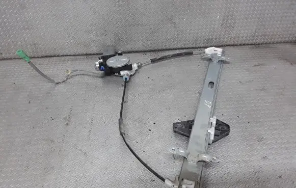 Honda CR-V Front door window regulator with motor
